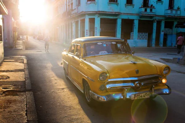 LA HABANA - 26 DE FEBRERO: Coches clásicos y edificios antiguos en Febru —  Fotos de Stock