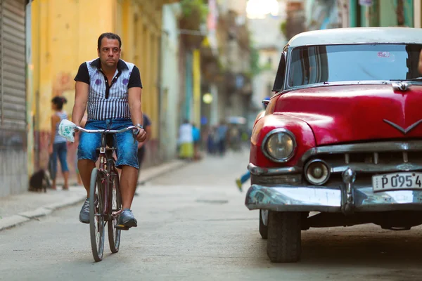 Гавана - 25 лютого: Класичний автомобіль і античних будівель на Febru — стокове фото