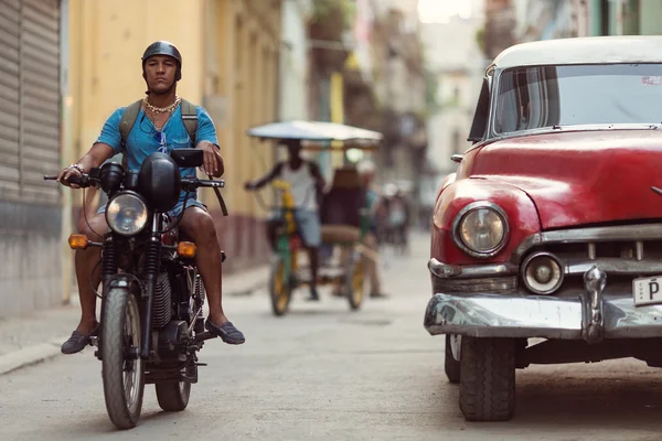 HAVANA - 25 ΦΕΒΡΟΥΑΡΙΟΥ: Κλασικά κτίρια αυτοκινήτων και αντίκες στις 25 Φεβρουαρίου 2015 στην Αβάνα. Αυτά τα vintage αυτοκίνητα είναι ένα εικονικό θέαμα του νησιού — Φωτογραφία Αρχείου