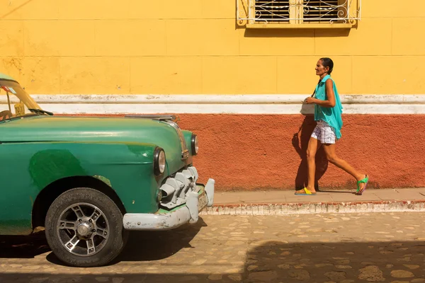Trinidad - 24 februari: Straten van Trinidad met klassieke oude auto Stockafbeelding