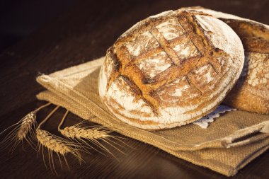 Rustik ekmek ve buğday üzerinde bir geleneksel bez torba