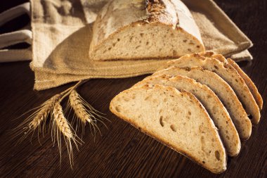 Rustik ekmek ve buğday üzerinde bir geleneksel bez torba