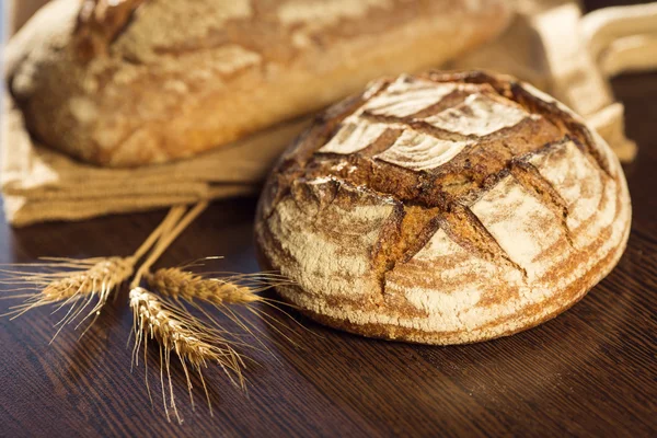 Сельский хлеб и пшеница на традиционном сумочке — стоковое фото