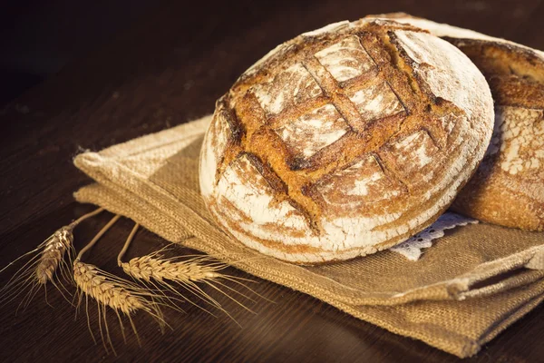 Сельский хлеб и пшеница на традиционном сумочке — стоковое фото