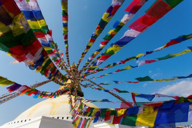 güneşe karşı boudhanath stupa - sembol Katmandu, nepal uçan dua bayrakları.