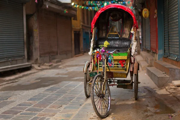 Riquixá vazio na rua de Kathmandu, Nepal — Fotografia de Stock