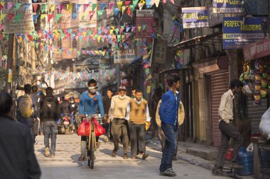 Thamel, Katmandu, Nepal - 20 Kasım 2014: Bisiklet tarafından sürüş