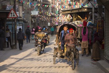 Thamel, Katmandu, Nepal - 20 Kasım 2014: sürüş Rickshaws 