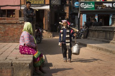 Katmandu, Nepal - 20 Kasım: colo üzerinde yürüyen kimliği belirsiz adam