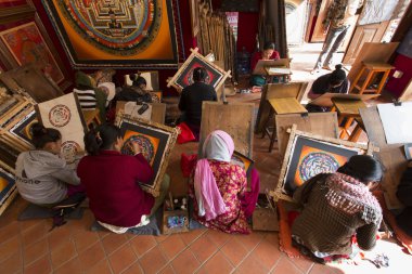 BHAKTAPUR, Nepal - 20 Kasım: Nepal sanatçılar traditi oluşturur