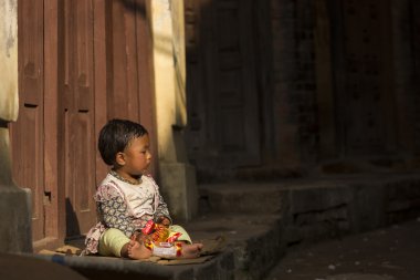 Katmandu, Nepal - 20 Kasım: Bilinmeyen çocuk sokakta d