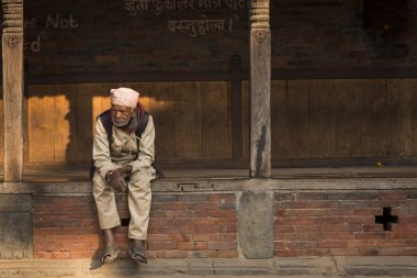 BHAKTAPUR, Nepal - 20 Kasım: kalan insanlar ve Bhak içinde dinlenmek