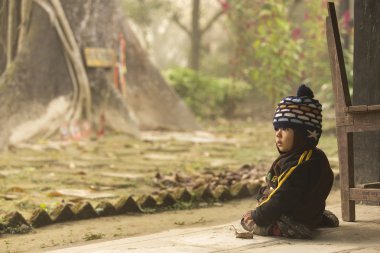 Chitwan Park, Nepal - Kasım 24: Oynarken Nepal çocuk 
