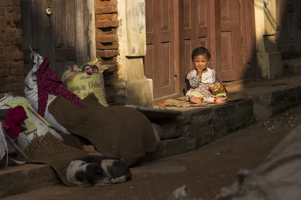 KATHMANDU, NEPAL - NOVEMBER 20: Unknown child on street of the D — Stock Photo, Image