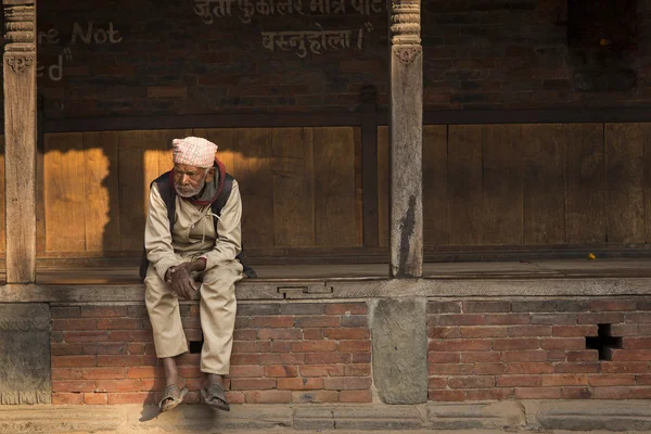 BHAKTAPUR, NEPAL - NOVEMBRO 20: Pessoas que ficam e relaxam em Bhak — Fotografia de Stock