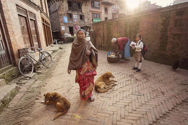 BHAKTAPUR, NEPAL - NOVEMBER 20: Personer, der arbejder i Bhaktapur på N - Stock-foto