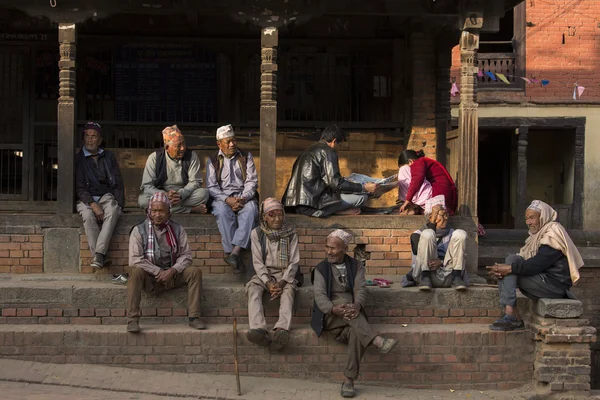 BHAKTAPUR, NEPAL - NOVEMBER 20: People staying and relax in Bhak — Stock Photo, Image