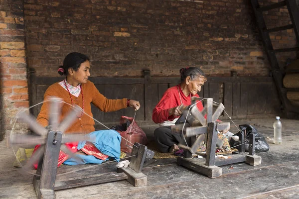 BHAKTAPUR, Nepal - 20 Kasım: Bhaktapur hiçbir çalışan kadın — Stok fotoğraf