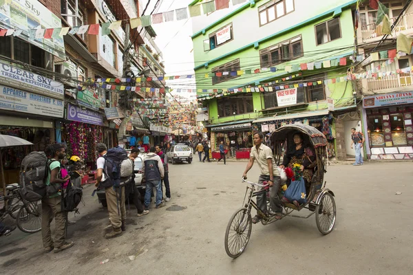 驾驶的 Thamel，加德满都，尼泊尔-2014 年 11 月 19 日: 人力车 — 图库照片