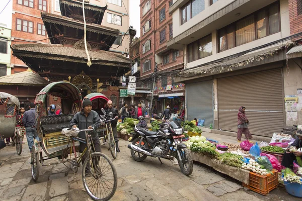 KATHMANDU, NEPAL - NOVEMBRO 20: As pessoas locais na rua vendem — Fotografia de Stock