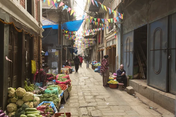 KATHMANDU, NEPAL - NOVEMBRO 20: As pessoas locais na rua vendem — Fotografia de Stock