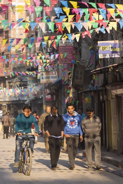 THAMEL, KATHMANDU, NEPAL - 20 DE NOVIEMBRE DE 2014: Paseo en bicicleta — Foto de Stock