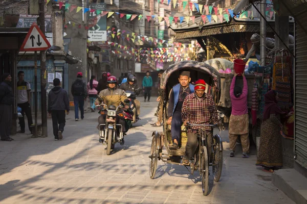 THAMEL, KATHMANDU, NEPAL - 20 DE NOVIEMBRE DE 2014: Rickshaws driving — Foto de Stock