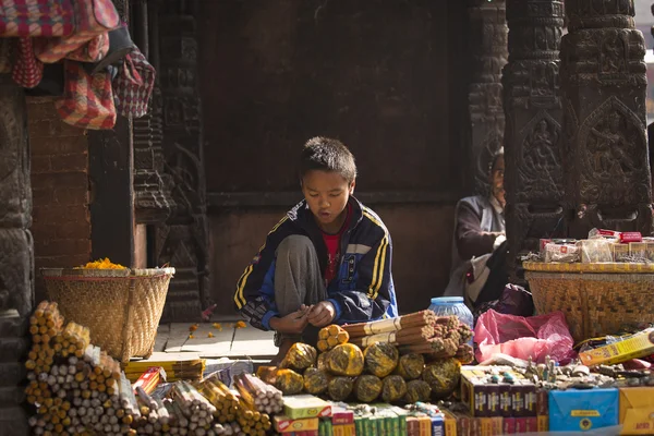 BHAKTAPUR, NEPAL - NOVEMBER 20: Portrait of unkown child selling — Stock Photo, Image