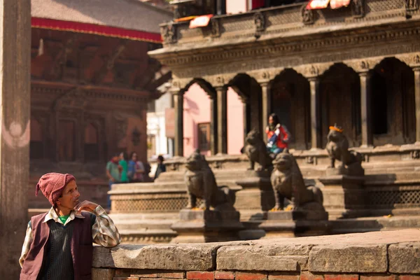 BHAKTAPUR, NEPAL - NOVEMBRO 20: Retrato de homem unkown ficar um — Fotografia de Stock