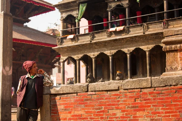 BHAKTAPUR, NEPAL - NOVEMBER 20: Portrait of unkown man staying a — Stock Photo, Image