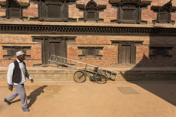 Bhaktapur, Nepal - 20 listopada: Portret człowieka unkown chodzić o — Zdjęcie stockowe