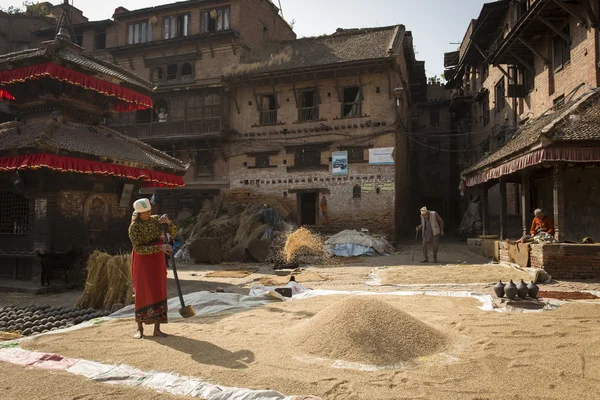 BHAKTAPUR, NEPAL - NOVEMBRO 20: Mulher não identificada que trabalha com — Fotografia de Stock