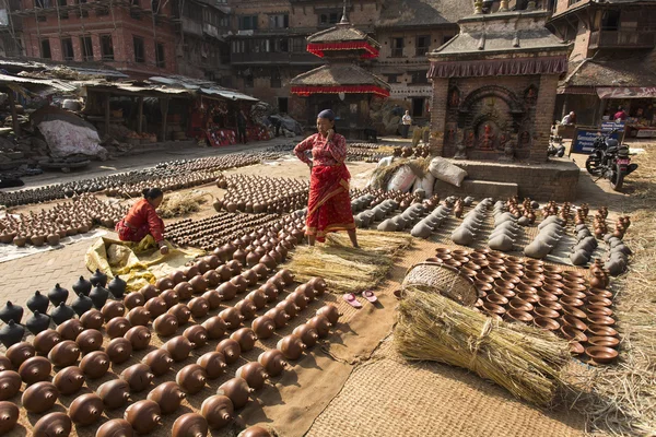 BHAKTAPUR, NEPAL - NOVEMBER 20 :Unidentified woman is molding th — Stock Photo, Image