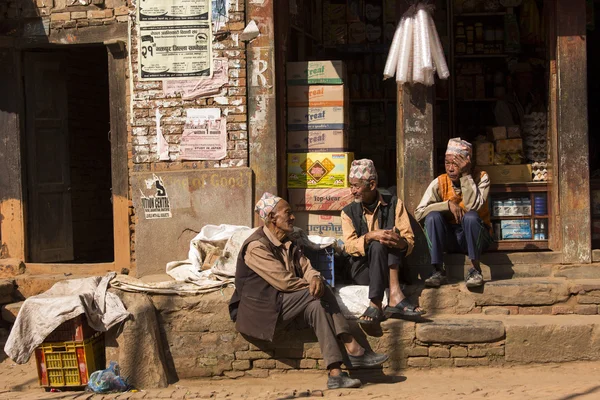 Bhaktapur, Nepal - 20 November: Människor bor och koppla av i Bhak — Stockfoto