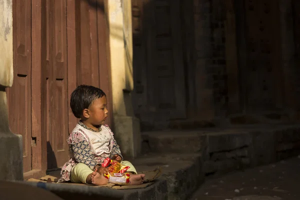KATHMANDU, NEPAL - NOVEMBER 20: Unknown child on street of the D — Stock Photo, Image