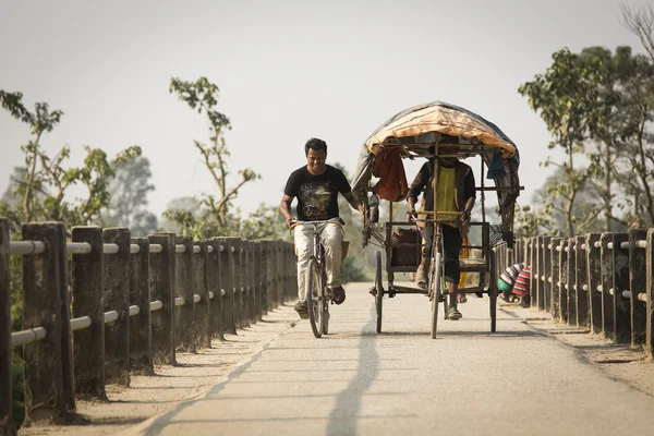 Πάρκο Τσίτβαν, Νεπάλ - 22 Νοεμβρίου: Unkown άνδρες σε ένα ποδήλατο και ένα — Φωτογραφία Αρχείου