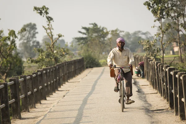 CHITWAN PARK, NEPAL - 22 DE NOVIEMBRE: Hombre desconocido en bicicleta en Ch — Foto de Stock