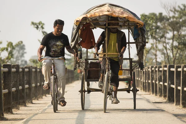 Chitwan Park, Nepál - November 22-én: Ismeretlen férfi egy kerékpár és egy — Stock Fotó