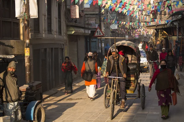 Thamel, Kathmandu, Nepal - 20 November 2014: Riksja's rijden — Stockfoto