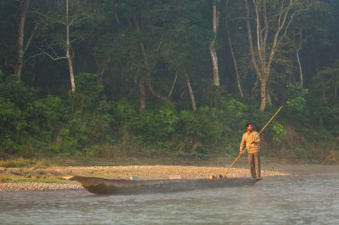 Chitwan, Nepal - 23 Kasım 2014: rowb tarafından seyahat yerel adam