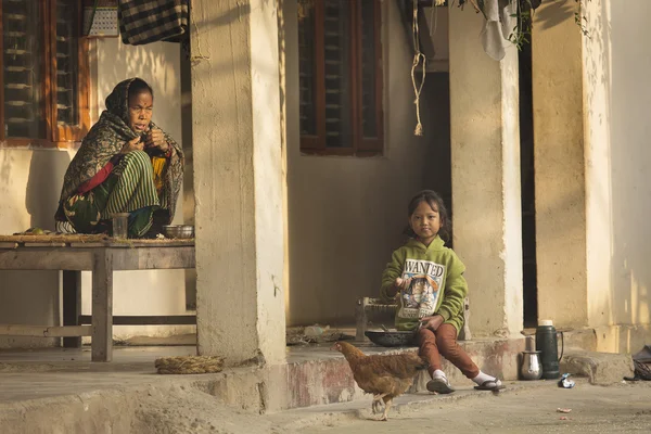 尼泊尔喜马拉雅山村庄，尼泊尔-11 月 24 日: 儿童吃 — 图库照片