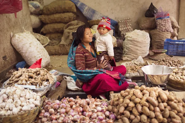 DURBAR SQUARE, KATHMANDU, NEPAL - NOVEMBER 28, 2014: Unkown woma — Stock Photo, Image