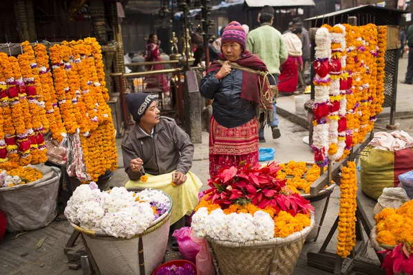 DURBAR SQUARE, KATHMANDU, NEPAL - NOVEMBRO 28, 2014: Mulher selli — Fotografia de Stock