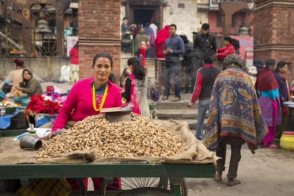 DURBAR SQUARE, KATHMANDU, NEPAL - NOVEMBRO 28, 2014: Unkown woma — Fotografia de Stock