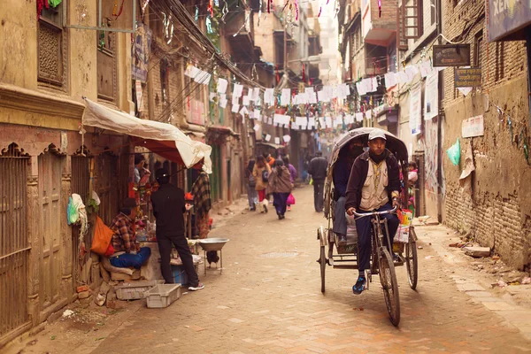 THAMEL, KATHMANDU, NEPAL - 29 DE NOVIEMBRE DE 2014: Rickshaws driving — Foto de Stock