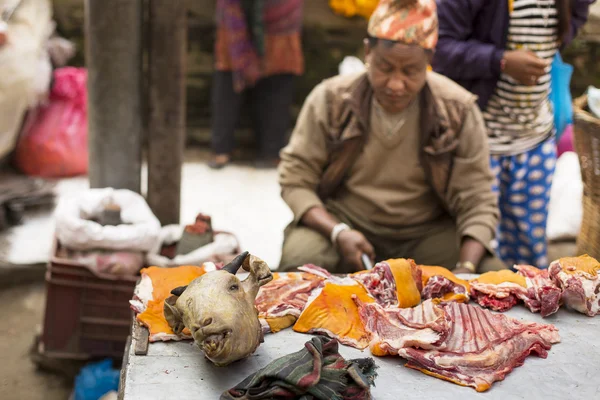 DURBAR SQUARE, KATHMANDU, NEPAL - NOVEMBRO 29, 2014: Homem que vende — Fotografia de Stock