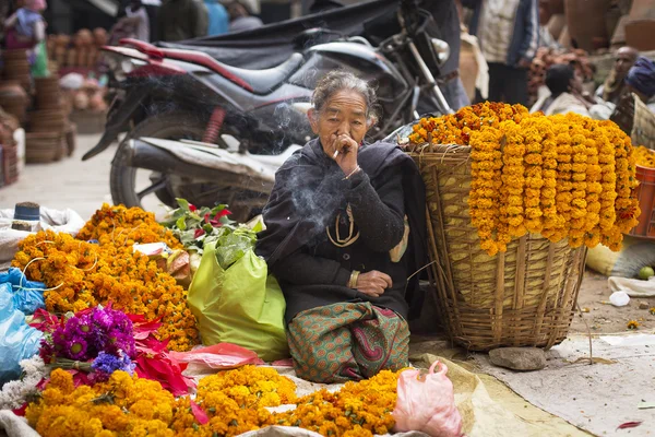 DURBAR SQUARE, KATHMANDU, NEPAL - 29 NOVEMBRE 2014 : Femme selli — Photo