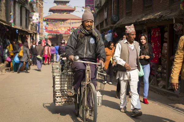 KATHMANDU, NEPAL - 30 DE NOVIEMBRE: Hombre no identificado caminando en bicicleta — Foto de Stock