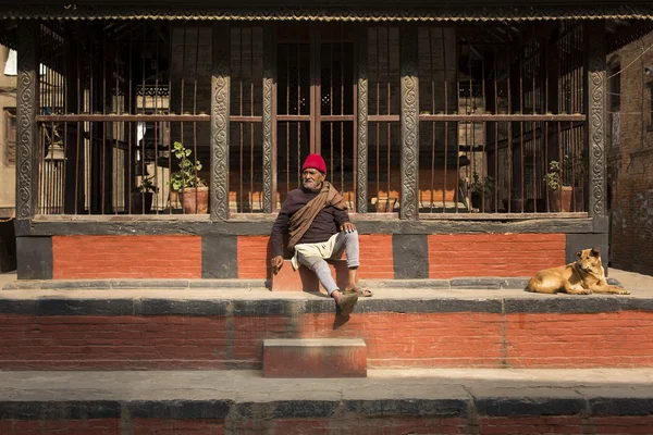 KATHMANDU, NEPAL - 30 DE NOVIEMBRE: Un hombre no identificado se queda con hola —  Fotos de Stock