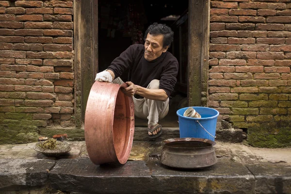 Katmandu - November 30: Ismeretlen ember takarítás a pot a Kecskeméti utcában — Stock Fotó